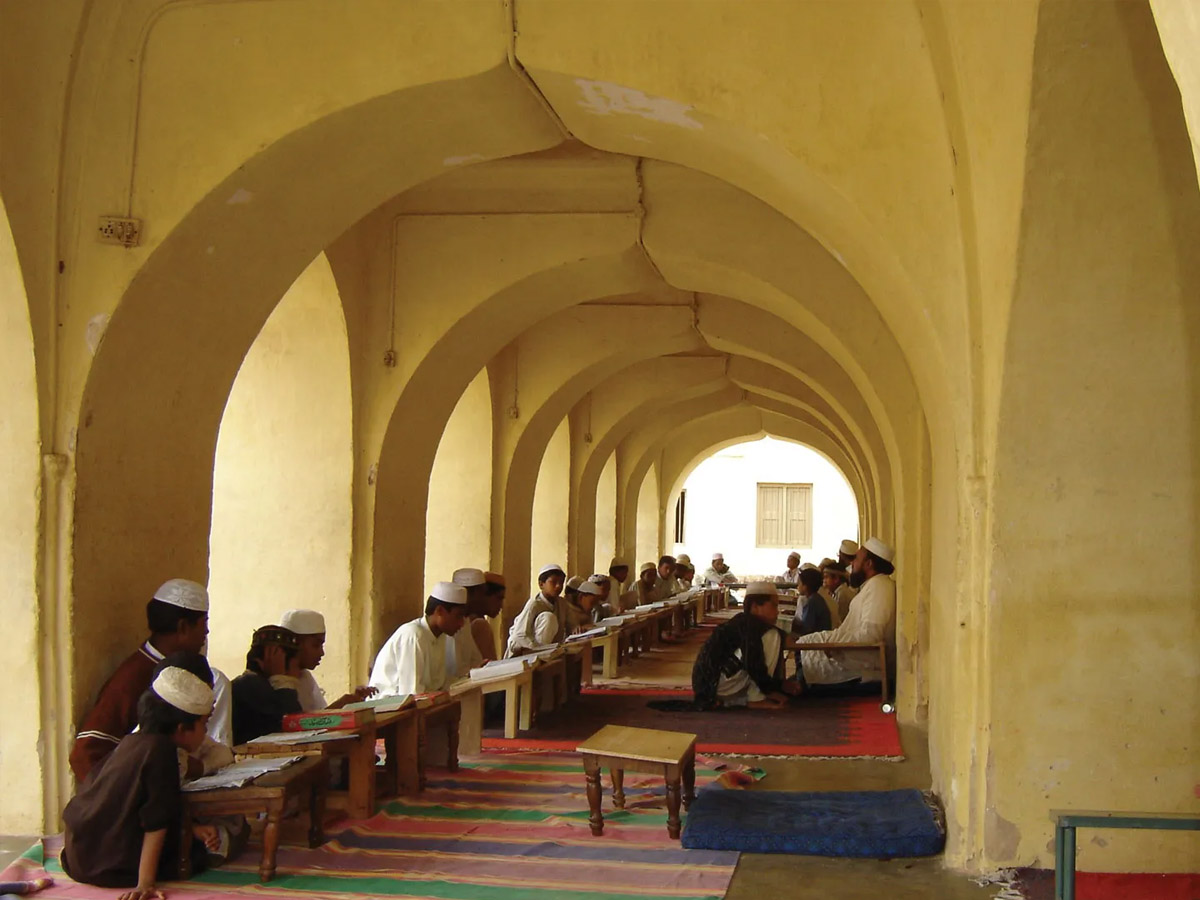 UP Madrasas: SIT ने सौंपी रिपोर्ट, यूपी में 13 हजार मदरसे गैर कानूनी UP Madrasas: SIT ने सौंपी रिपोर्ट, यूपी में 13 हजार मदरसे गैर कानूनी