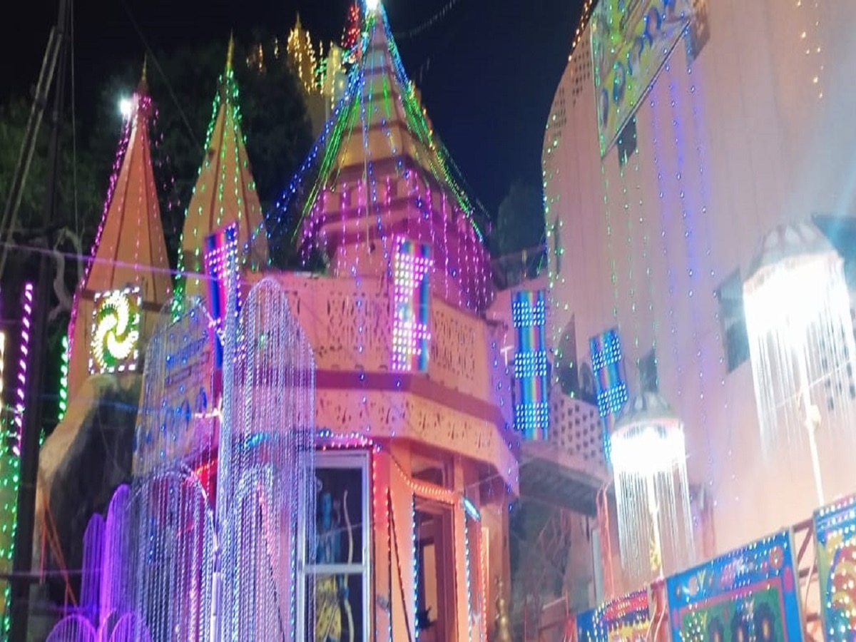 अजगैबीनाथ मंदिर को आकर्षक ढंग से सजाया गया