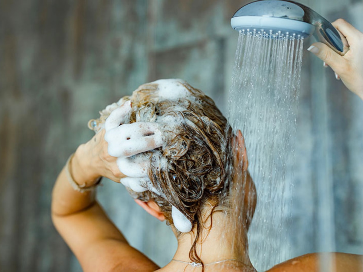 गर्म पानी से बाल क्यों नहीं धोना चाहिए? आप भी करते हैं ये गलती तो जान लें वजह