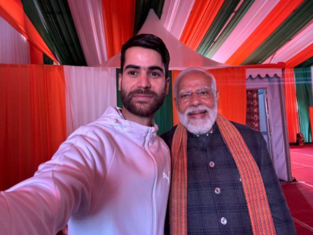 PM ने कश्मीरी नौजवान नाज़िम के साथ सोशल मीडिया पर डाली सेल्फी; बताया अपना दोस्त PM ने कश्मीरी नौजवान नाज़िम के साथ सोशल मीडिया पर डाली सेल्फी; बताया अपना दोस्त
