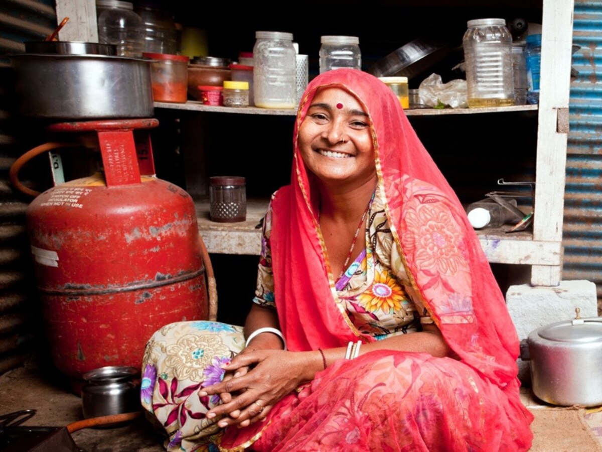 LPG Cylinder Price: महिला दिवस पर पीएम मोदी ने दिया बड़ा तोहफा, सिलेंडर की कीमतों में भारी भरकम कमी का ऐलान