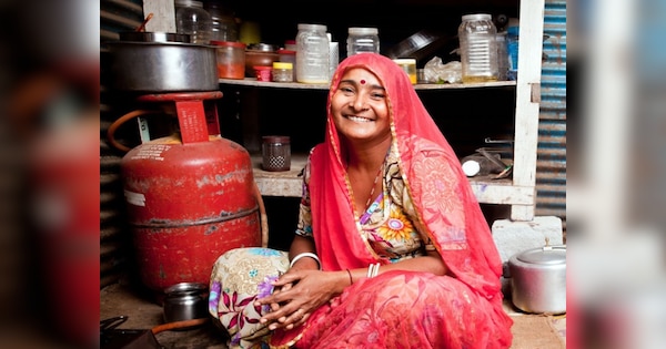 LPG Cylinder Price: महिला दिवस पर पीएम मोदी ने दिया बड़ा तोहफा, सिलेंडर की कीमतों में भारी भरकम कमी का ऐलान