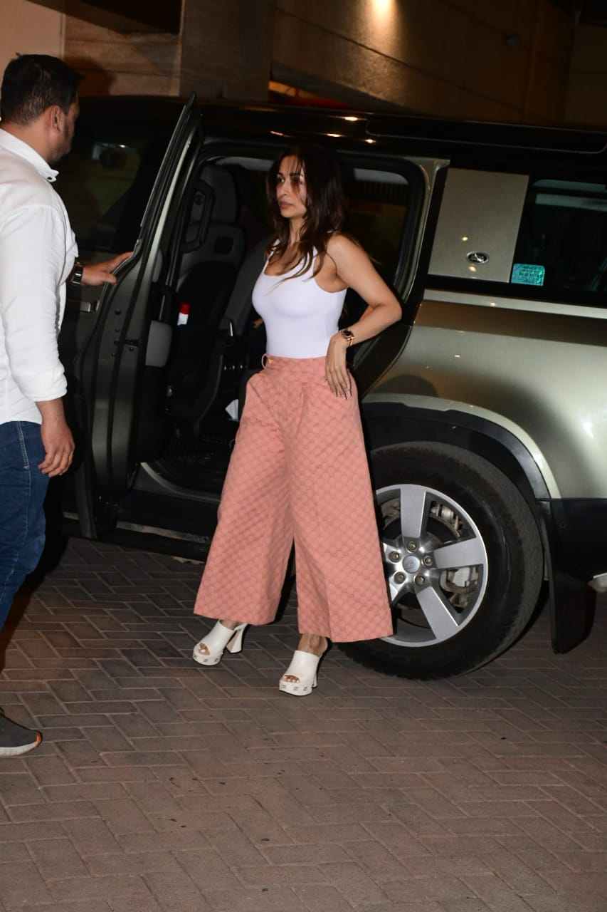 Malaika Arora and Arjun kapoor spotted together late night in mumbai after  long photos viral | Malaika-Arjun: मलाइका को देर रात घर छोड़ने पहुंचे अर्जुन  कपूर, दोनों ही कैमरा से बचते आए