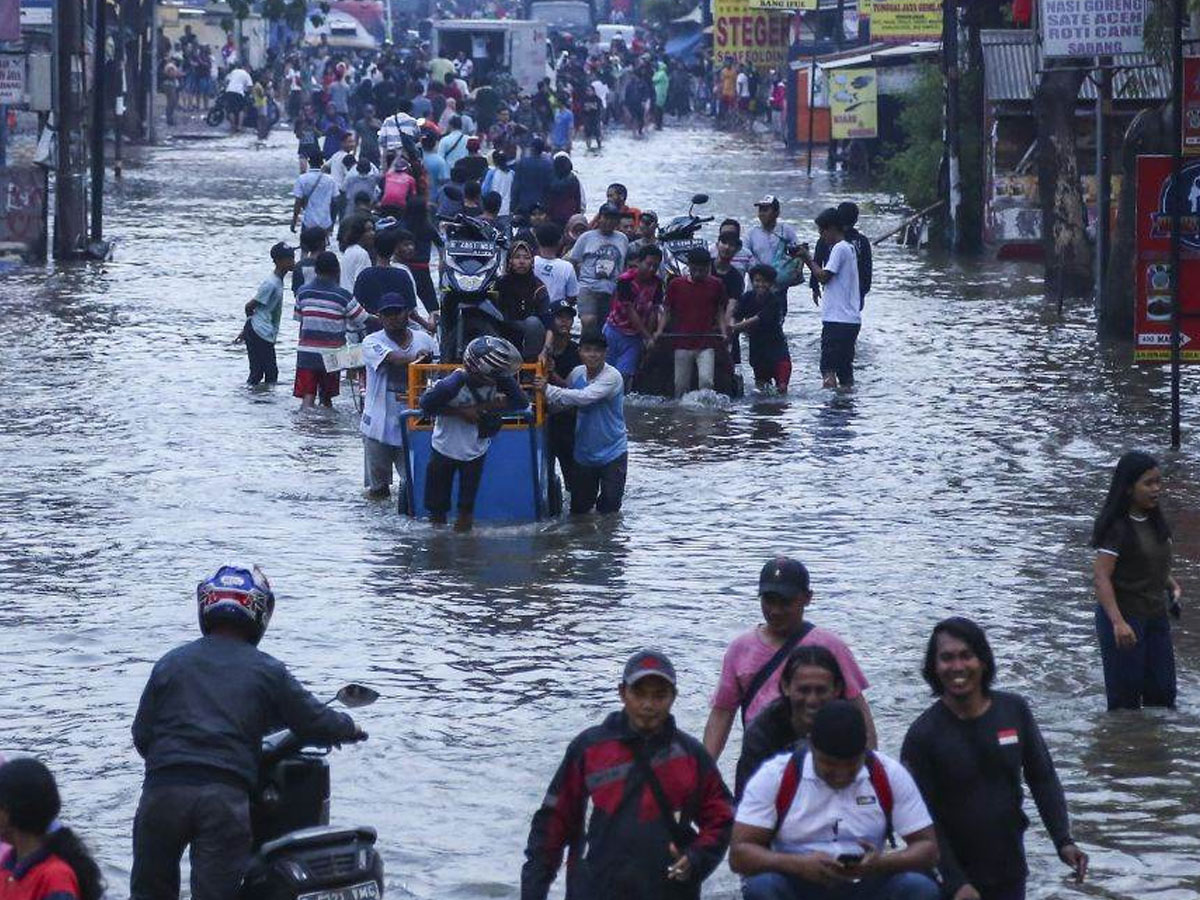 इंडोनेशिया में अचानक बाढ़ आने से 19 लोगों की हुई मौत, 20 हजार लोग हो गए हैं बेघर इंडोनेशिया में अचानक बाढ़ आने से 19 लोगों की हुई मौत, 20 हजार लोग हो गए हैं बेघर