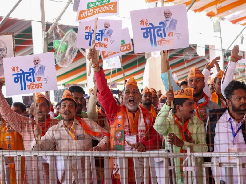 बड़ी तादाद में पहुंचे लोग
