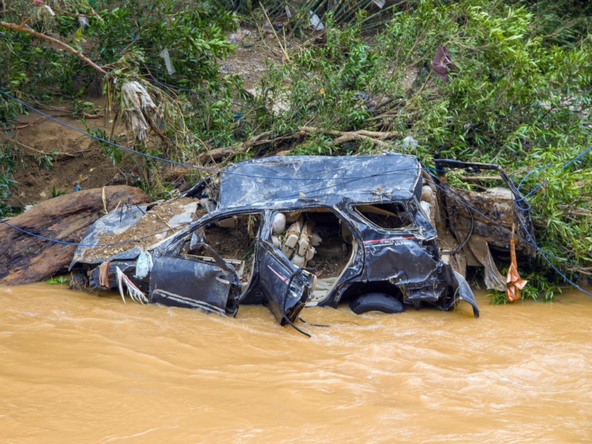 Intense Rainfall Sweeps Across Dubai Blocked Roads Disrupting Flights 19 Killed In Indonesia 