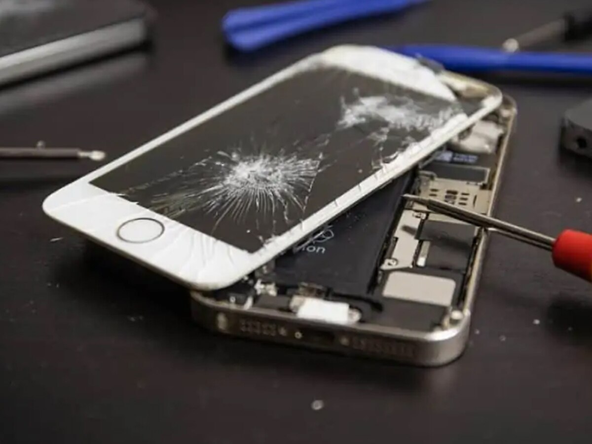 iPhone को सर्विस सेंटर से बाहर रिपेयर करवाने के होते हैं 5 नुकसान, यूजर्स को होनी चाहिए जानकारी 