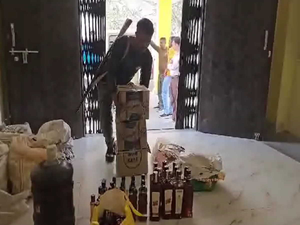 Koderma News: उत्पाद विभाग ने मिनी शराब फैक्ट्री का किया खुलासा, 5 लोग गिरफ्तार