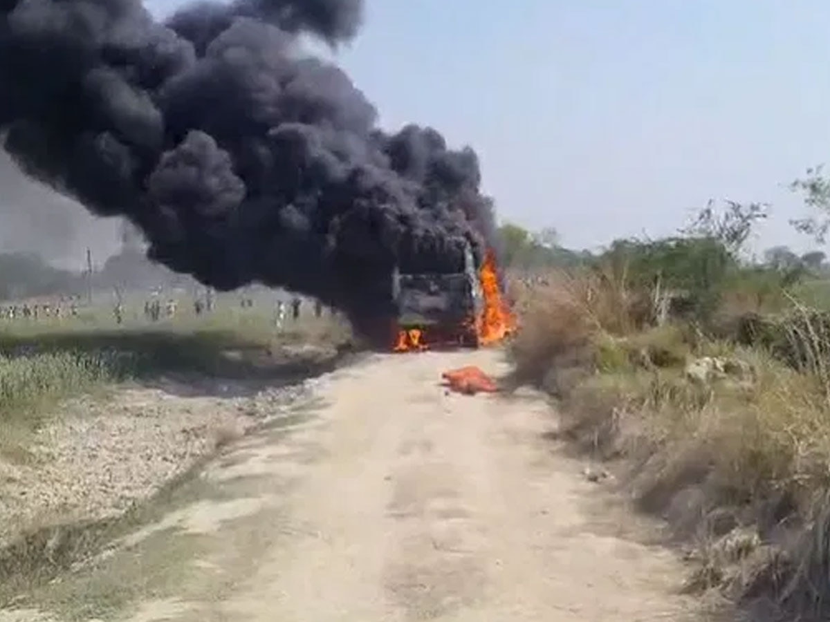 Ghazipur Bus fire: बस पर गिरा 11 हजार वोल्ट का हाईटेंशन तार; 5 लोग जिंदा जले