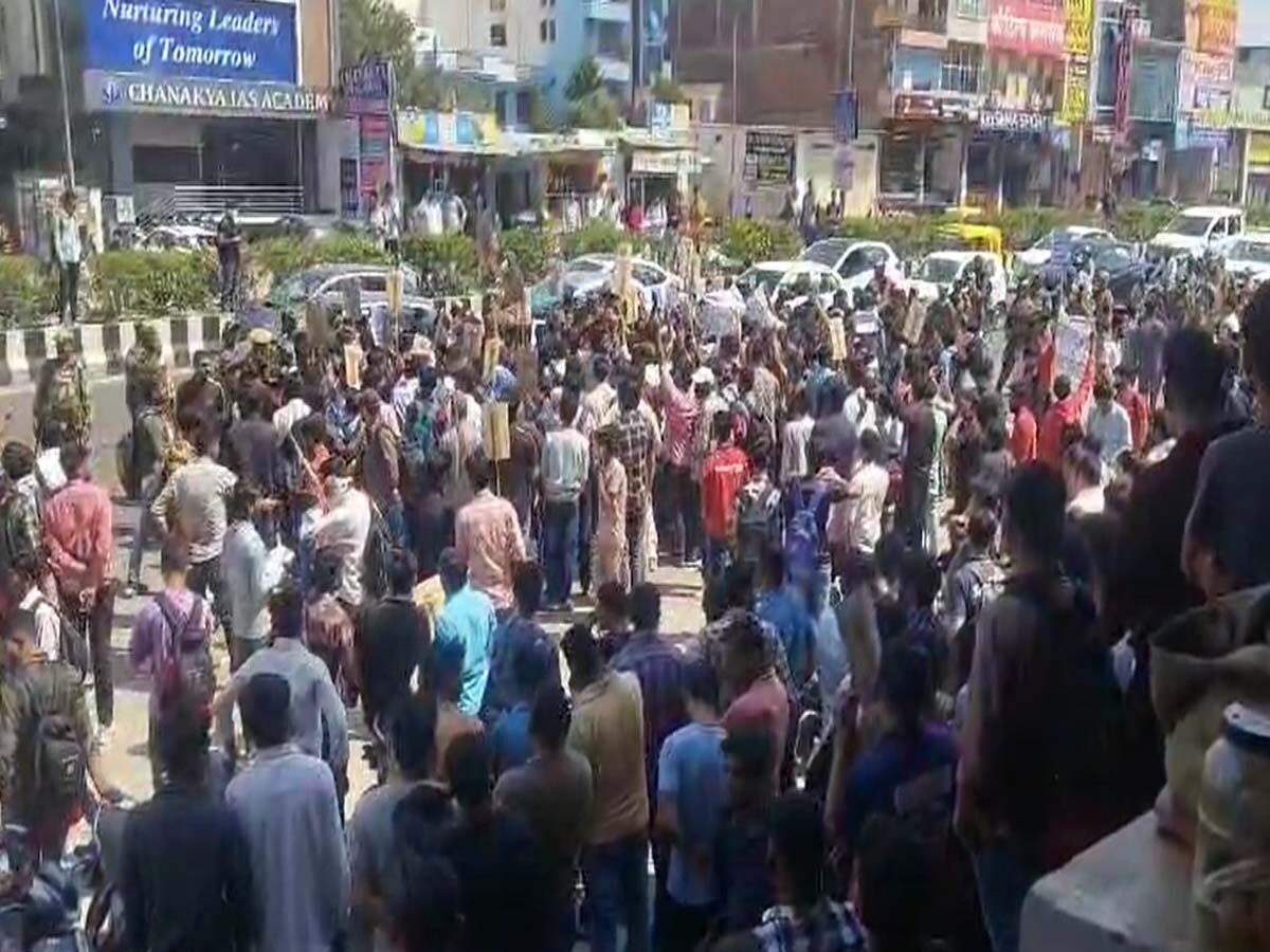 जयपुर में SI भर्ती परीक्षा को रद्द करवाने को लेकर छात्रों ने निकाला जुलूस.