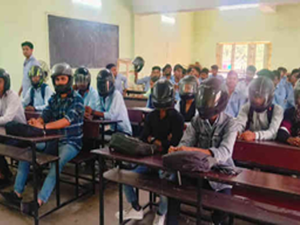 जमशेदपुर में हेलमेट पहनकर क्लास क्यों कर रहे हैं छात्र; जानें पूरा मामला जमशेदपुर में हेलमेट पहनकर क्लास क्यों कर रहे हैं छात्र; जानें पूरा मामला