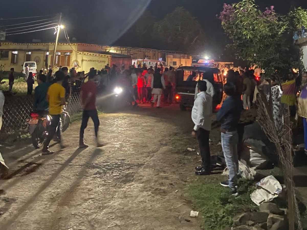 सड़क पर डांस करते बारातियों को ट्रक ने रौंदा, 5 की मौत; मातम में बदली शादी की खुशी सड़क पर डांस करते बारातियों को ट्रक ने रौंदा, 5 की मौत; मातम में बदली शादी की खुशी