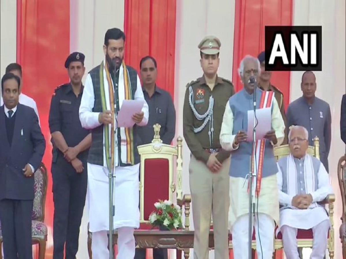Haryana New CM: नायब सिंह सैनी ने हरियाणा के नए मुख्यमंत्री के रूप में ली शपथ, मनोहर लाल खट्टर के छुए पैर