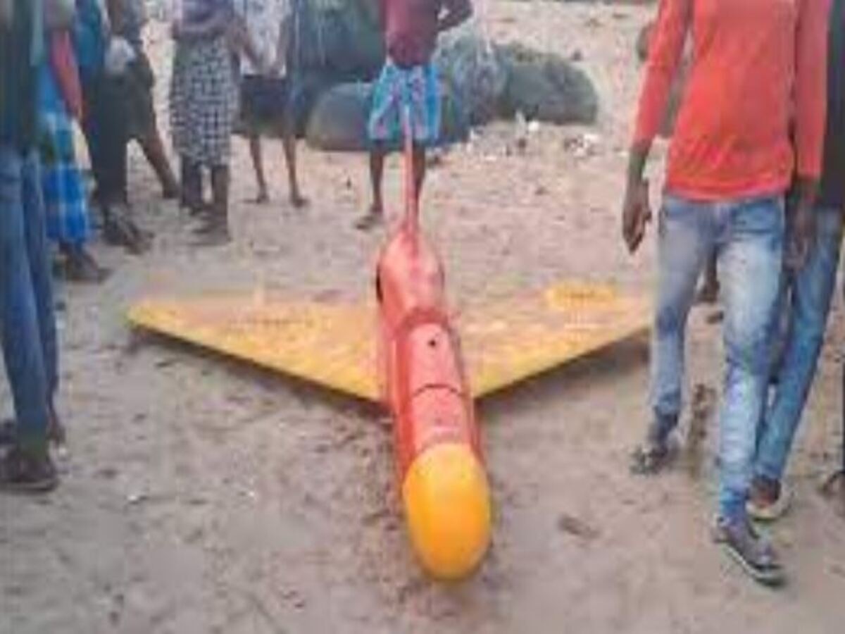 Suspected Rocket Found in Puri: ବେଳାଭୂମିରୁ ମିଳିଲା ରକେଟ୍ ଆକୃତିର ଯନ୍ତ୍ରାଂଶ; ଦେଖିବା ପାଇଁ ଏକାଠି ହେଲେ ଲୋକ  