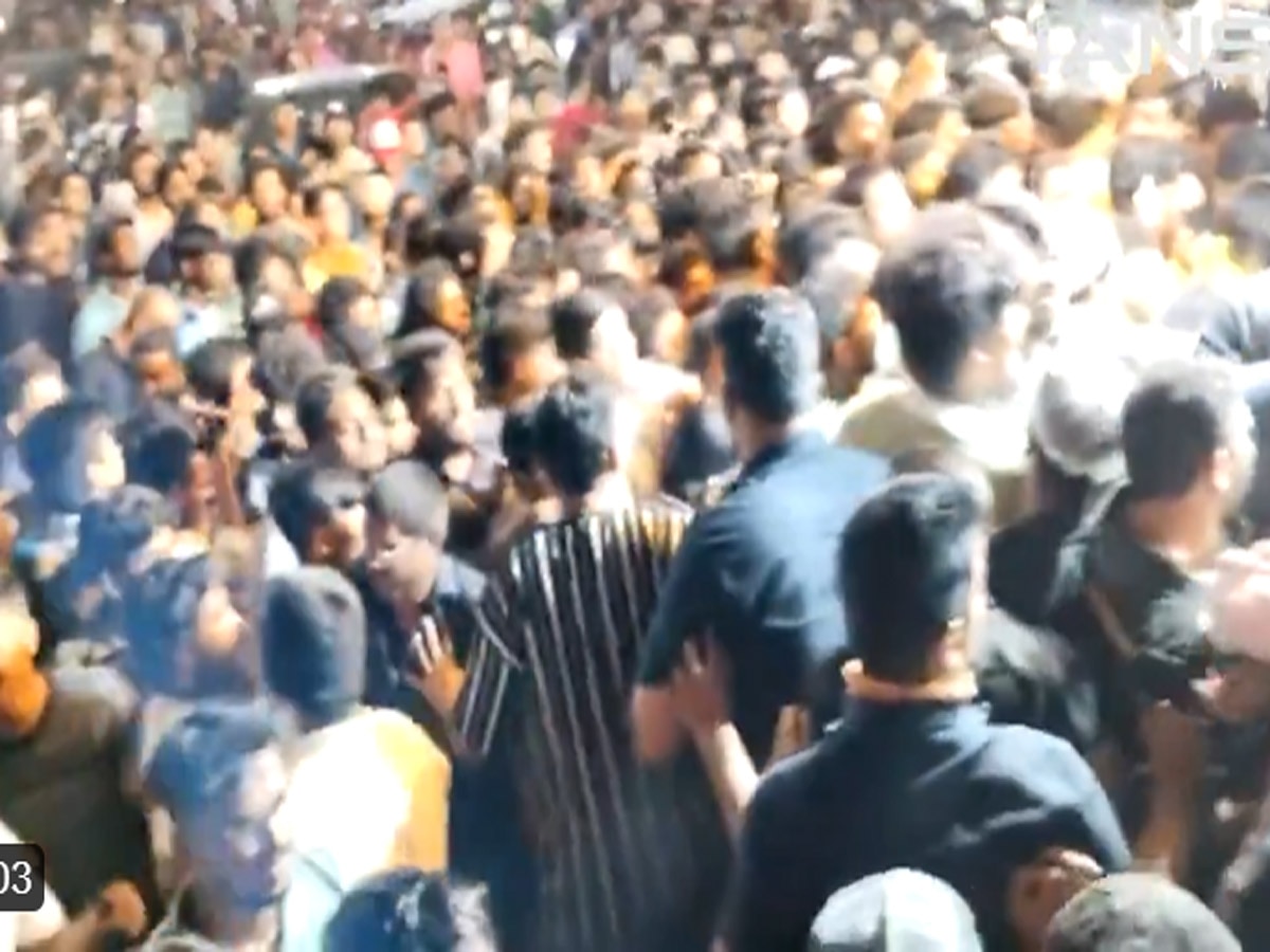 Haleem Viral Video: फ्री का हलीम खाने के लिए उमड़ी भीड़, ट्रैफिक जाम, पुलिस को संभालने पड़े हालात
