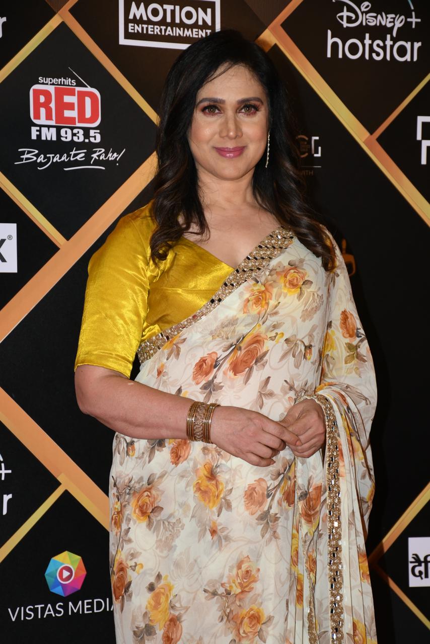 मीनाक्षी शेषाद्रि की फिल्में