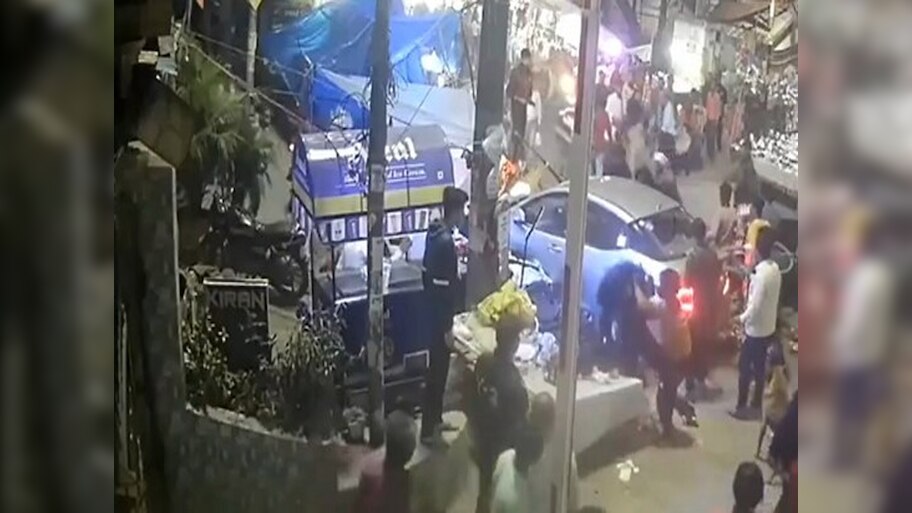 Ghazipur Car Incident: तेज स्पीड कार ने दुकान में मारी टक्कर, महिला की मौत, 9 घायल: Video Viral