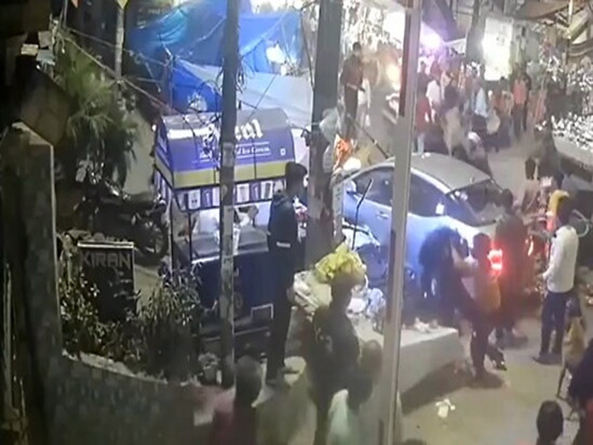 Ghazipur Car Incident: तेज स्पीड कार ने दुकान में मारी टक्कर, महिला की मौत, 9 घायल: Video Viral