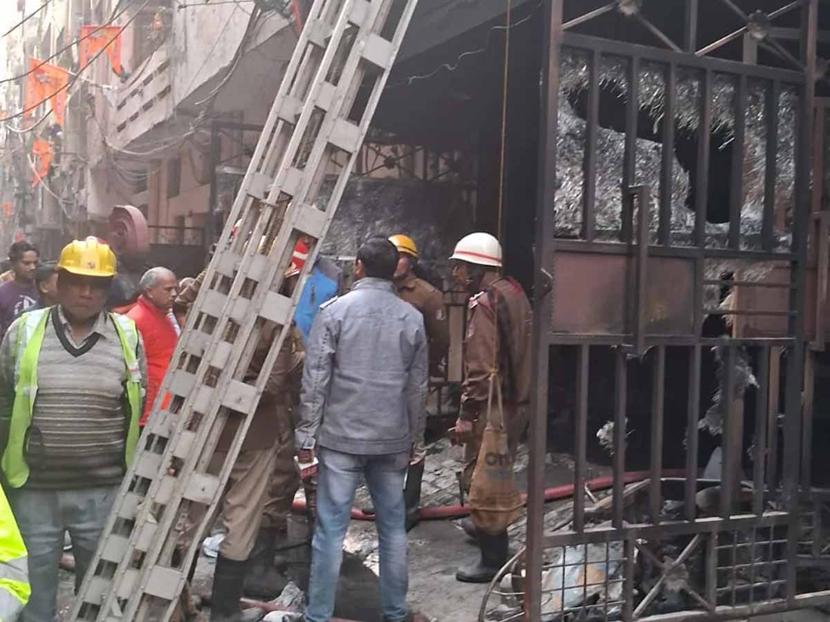 दिल्ली के शास्त्री नगर में लगी आग; दो बच्चों समेत 4 लोगों की हुई मौत