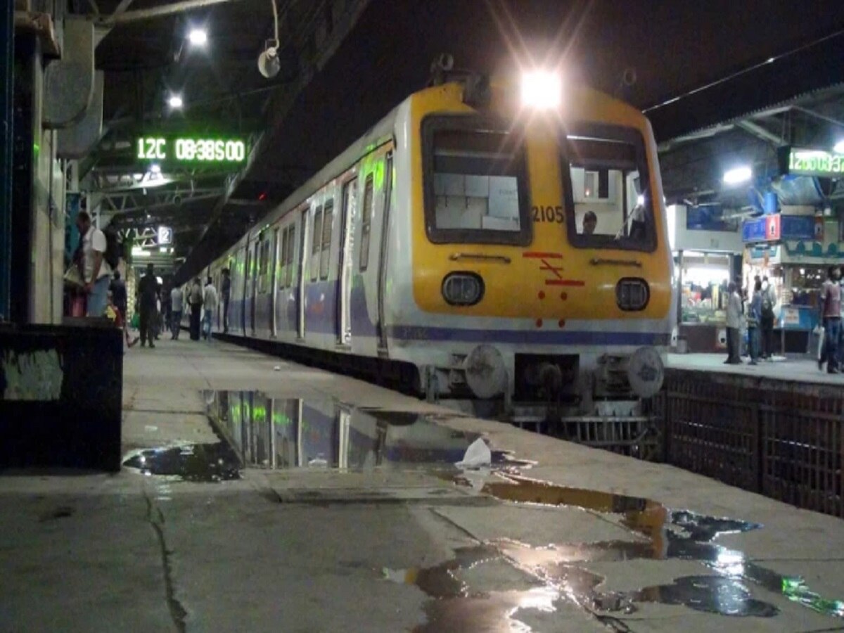 Mumbai Local Train: रात में करते हैं मुंबई की लोकल में सफर तो &#039;Batman&#039; से रहें सावधान, जानें- क्या है मामला?