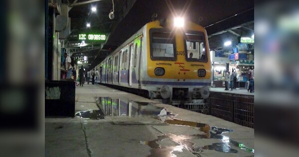 Mumbai Local Train: रात में करते हैं मुंबई की लोकल में सफर तो 'Batman' से रहें सावधान, जानें- क्या है मामला?