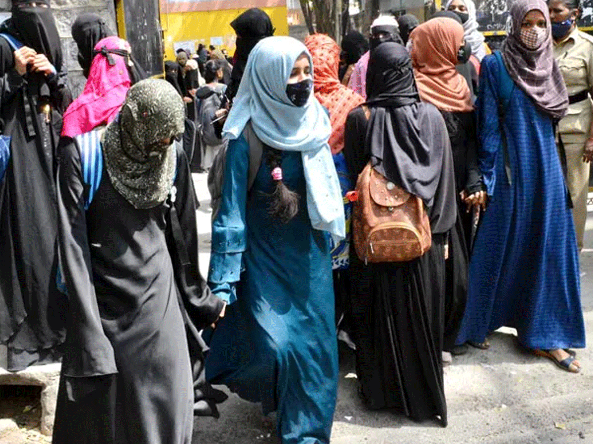 Gujarat Hijab Girl News: कर्नाटक के बाद गुजरात में हुई हिजाब विवाद की एंट्री; जानें पूरा मामला Gujarat Hijab Girl News: कर्नाटक के बाद गुजरात में हुई हिजाब विवाद की एंट्री; जानें पूरा मामला
