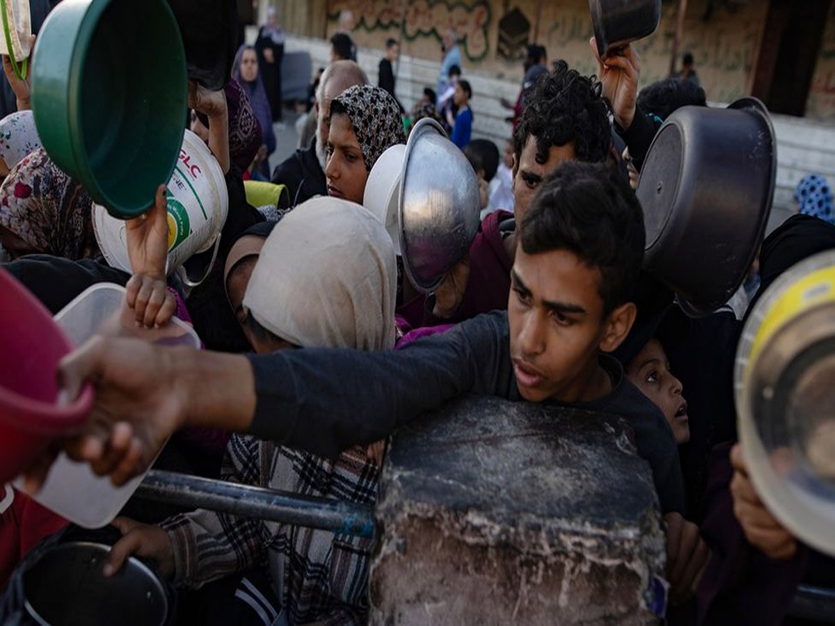 Gaza War: खाने का इंतेजार कर रहे भूखे फिलिस्तीनियों पर इजराइल ने बरसाए बम, 29 लोगों की मौत