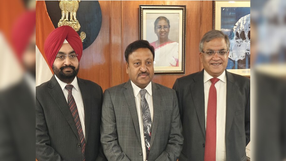 दोनों चुनाव आयुक्तों ने संभाला कार्यभार; जल्द हो सकता है चुनाव की तारीखों का ऐलान