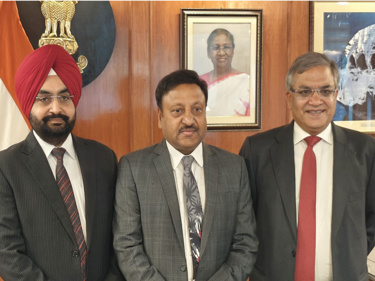 दोनों चुनाव आयुक्तों ने संभाला कार्यभार; जल्द हो सकता है चुनाव की तारीखों का ऐलान दोनों चुनाव आयुक्तों ने संभाला कार्यभार; जल्द हो सकता है चुनाव की तारीखों का ऐलान