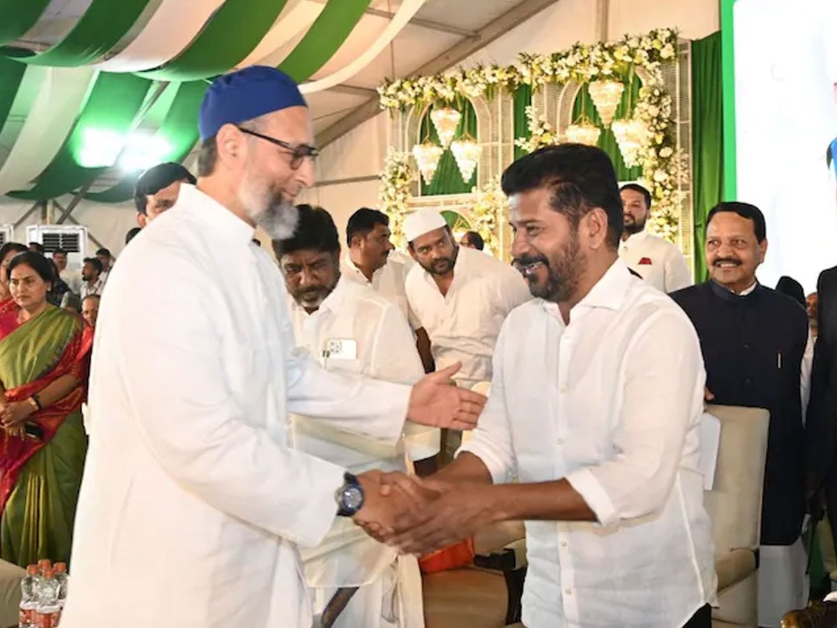 इफ्तार पार्टी में एक साथ नजर आए ओवैसी और तेलंगाना के सीएम; दोनों ने एक-दूसरे को लगाया गले