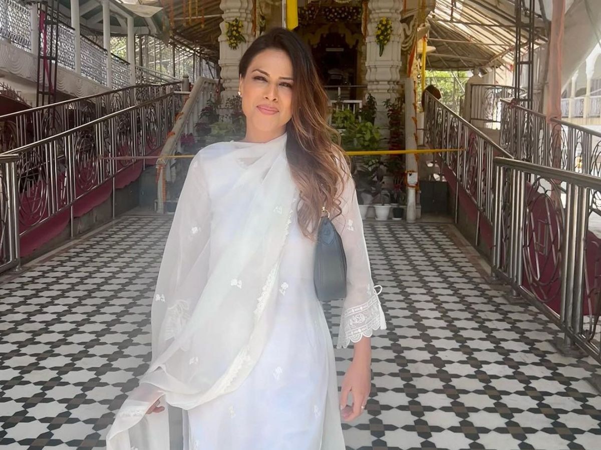 निया ने इस सूट लुक में बालों को खुला छोड़ा हुआ था. यह फोटोज एयरपोर्ट की है.