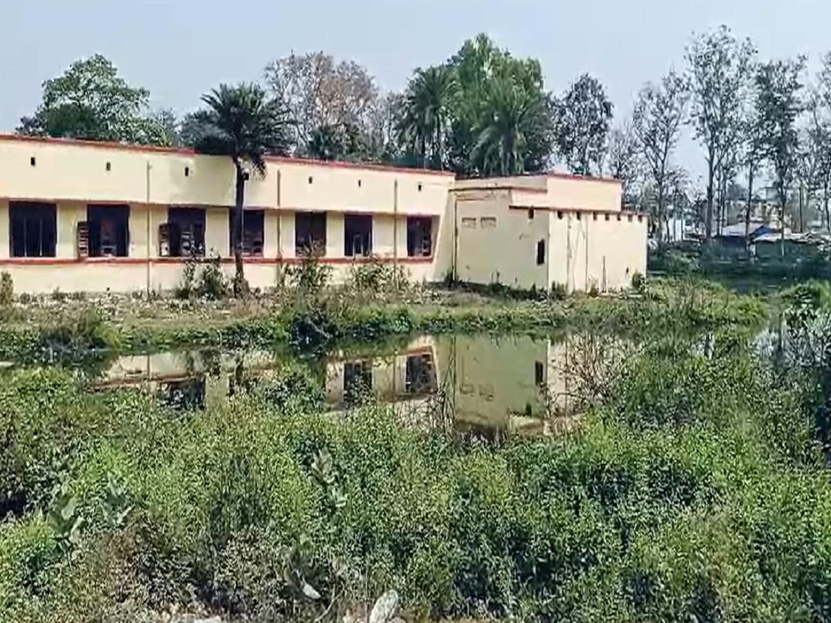 Bihar News: प्रशासन की उदासीनता का दंश झेल रहा सहरसा का ये स्कूल, छात्र और छात्राएं परेशान