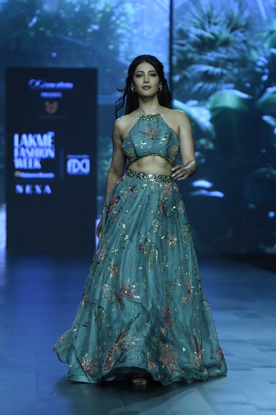 श्रुति हासन, मलाइका अरोड़ा या फातिमा सना शेख? किसका लहंगा और लुक पड़ा भारी, एक का रैंपवॉक था गजब; देखें Photos... 14 ब्लू लहंगे में श्रुति हासन का जलवा