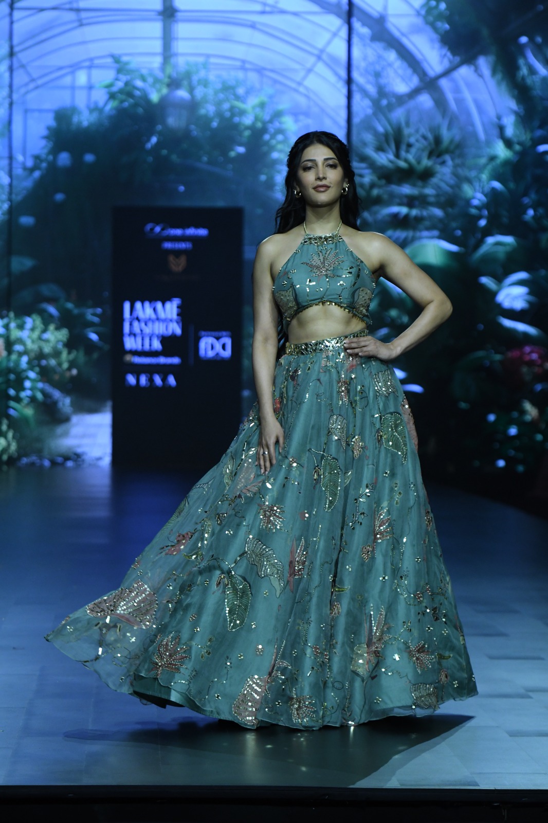 श्रुति हासन, मलाइका अरोड़ा या फातिमा सना शेख? किसका लहंगा और लुक पड़ा भारी, एक का रैंपवॉक था गजब; देखें Photos... 15 श्रुति हासन का दमदार लुक