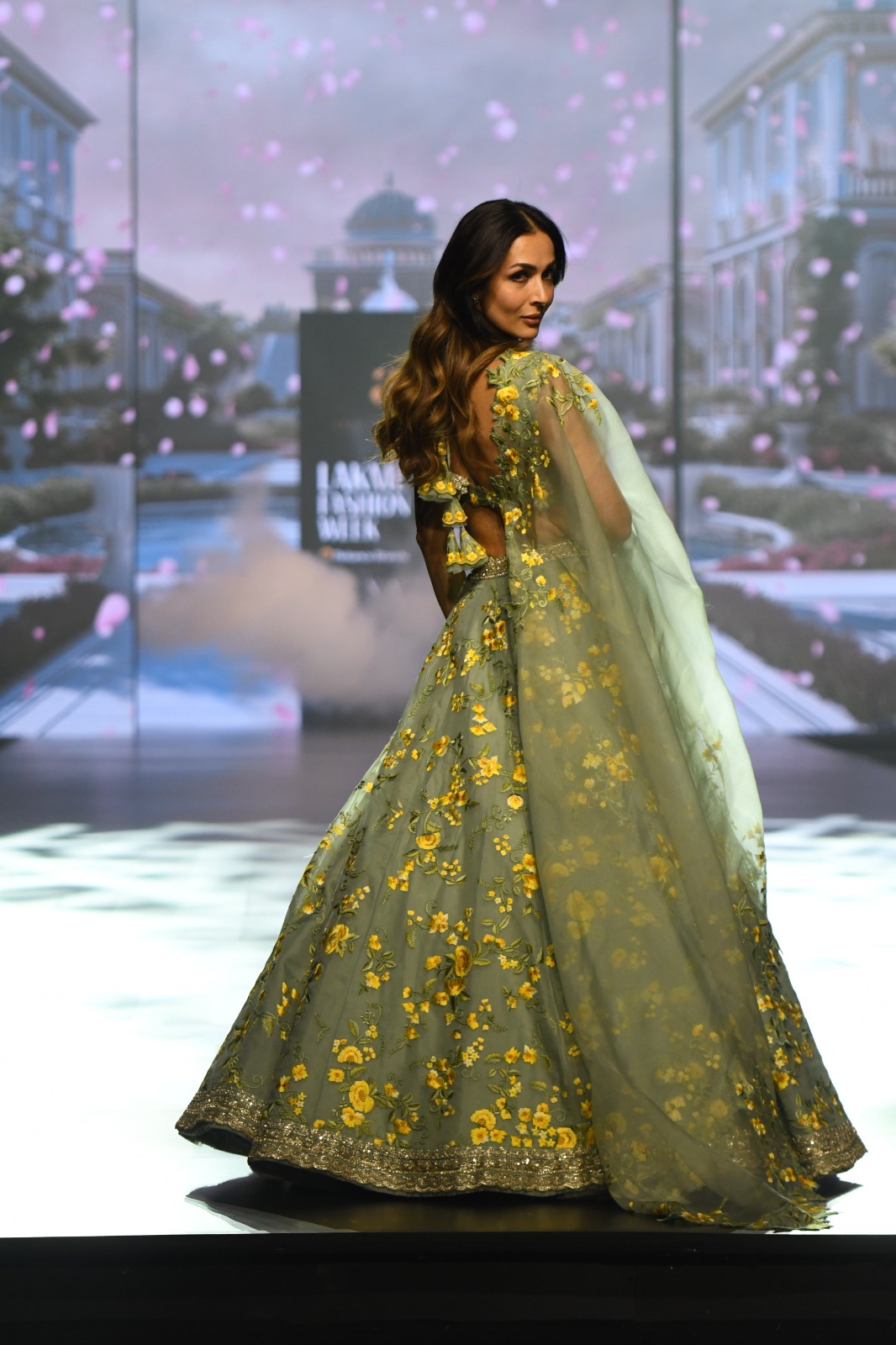 श्रुति हासन, मलाइका अरोड़ा या फातिमा सना शेख? किसका लहंगा और लुक पड़ा भारी, एक का रैंपवॉक था गजब; देखें Photos... 17 मलाइका अरोड़ा का जबरदस्त लुक