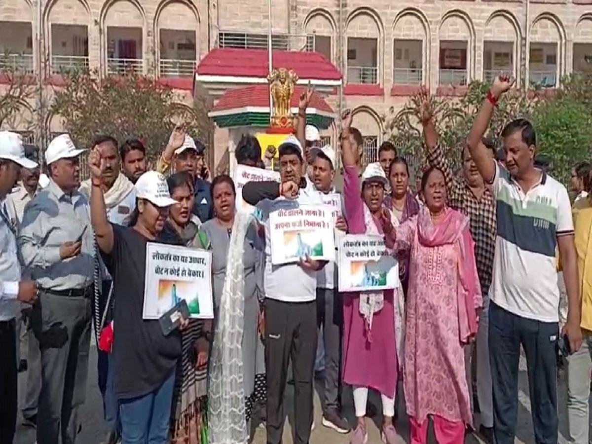 Kaimur News: मतदान जागरूकता के लिए जिलाधिकारी ने निकाली रैली, मतदाताओं को किया जागरूक