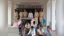 होली से पहले उत्पाद विभाग की कार्रवाई, 122 लीटर कोडीन युक्त कफ सिरफ के साथ कार जब्त