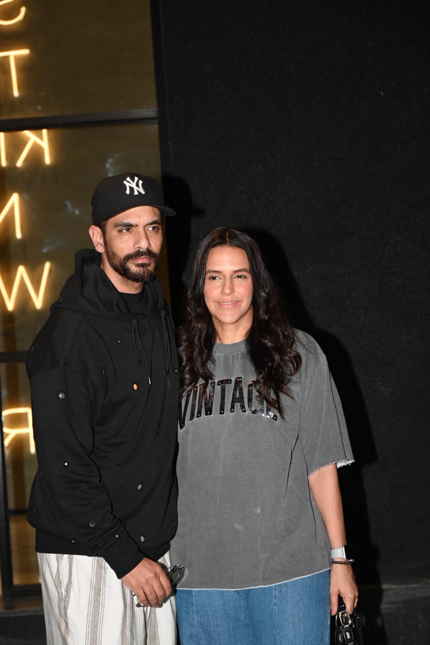 पति अंगद संग पहुंची नेहा