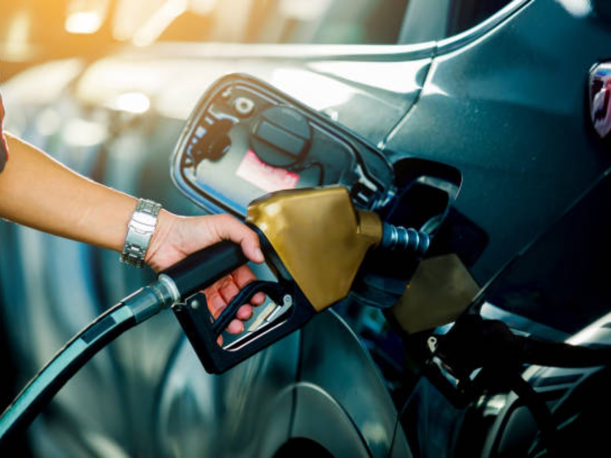 Petrol-Diesel Price: रिकॉर्ड तोड़ तेल के भाव से लोगों को मिली राहत, धड़ाम से गिरे पेट्रोल-डीजल के दाम