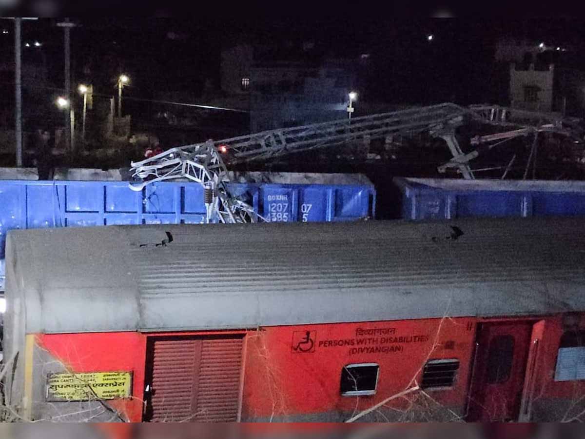 Rajasthan Sabarmati-Agra Express Derail in Ajmer: राजस्थान के अजमेर में बड़ा हादसा! सुपरफास्ट ट्रेन के 4 डिब्बे और इंजन पटरी से उतरे Rajasthan Sabarmati-Agra Express Derail in Ajmer: राजस्थान के अजमेर में बड़ा हादसा! सुपरफास्ट ट्रेन के 4 डिब्बे और इंजन पटरी से उतरे