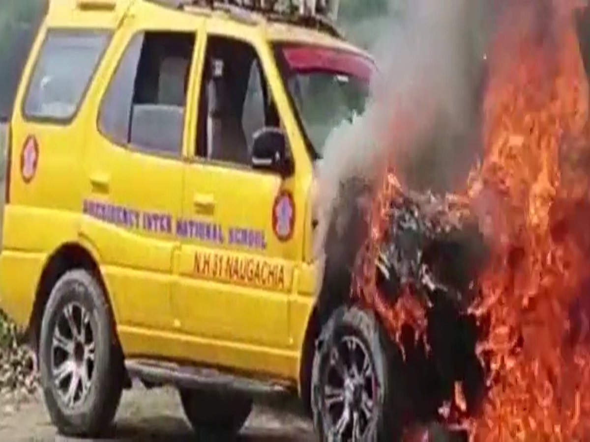 भागलपुर में स्कूल वैन में लगी आग
