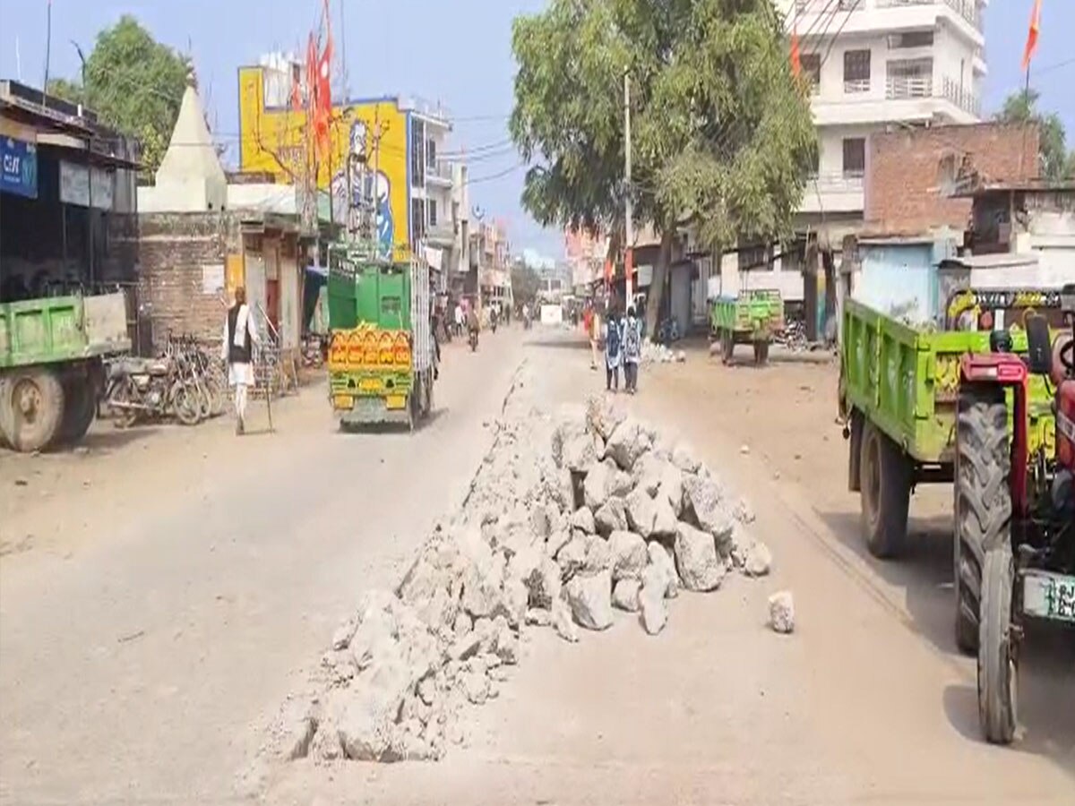 Dholpur News: बाड़ी में मिट्टी डालकर सड़क को गड्ढामुक्त करने की औपचारिकता निभा रहा विभाग