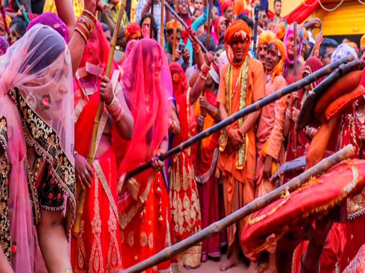 Lathmar Holi: कृष्ण के नंदगांव से राधारानी के बरसाने पहुंचे हुरियारे, खेली गई लठमार होली