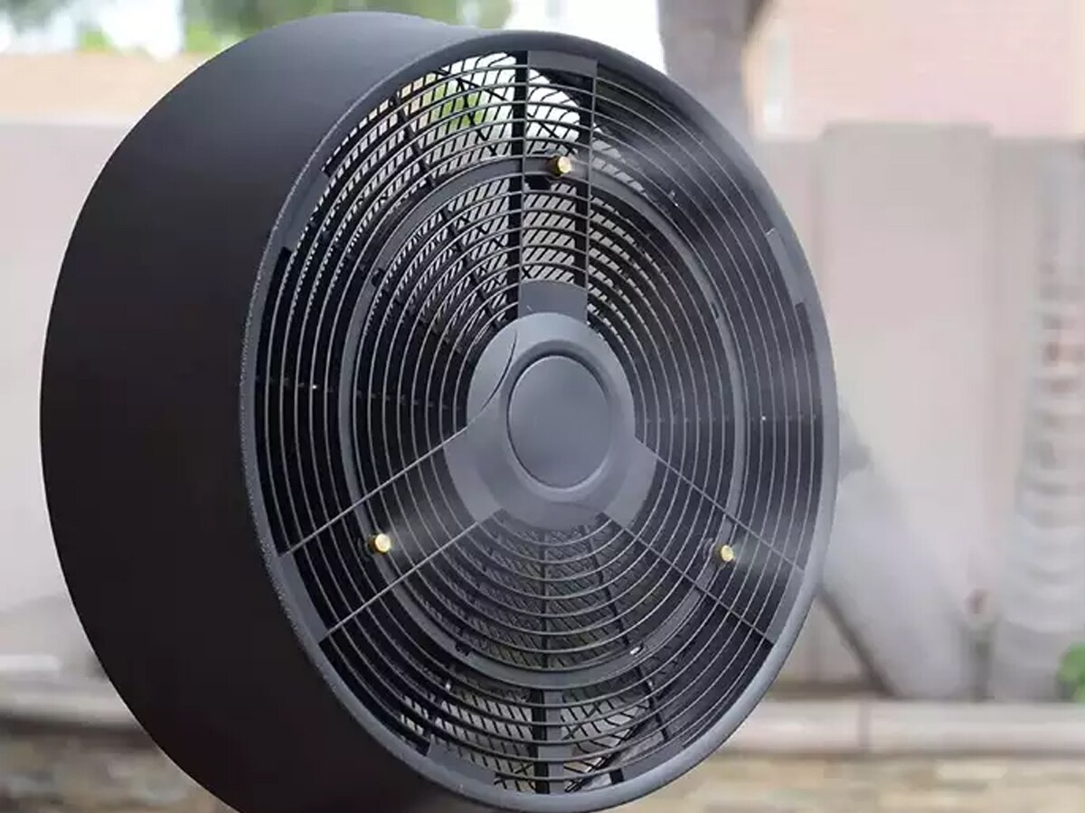 ठंडी हवा के साथ पानी की बौछार करता है ये जोरदार Fan, एक बटन दबाते ही भूल जाएंगे गर्मी 