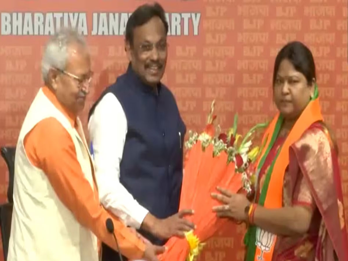 लोकसभा चुनाव से पहले हेमंत सोरेन को लगा बड़ा झटका; सीता सोरेन BJP में हुईं शामिल, पार्टी पर लगाया था ये बड़ा इल्जाम लोकसभा चुनाव से पहले हेमंत सोरेन को लगा बड़ा झटका; सीता सोरेन BJP में हुईं शामिल, पार्टी पर लगाया था ये बड़ा इल्जाम