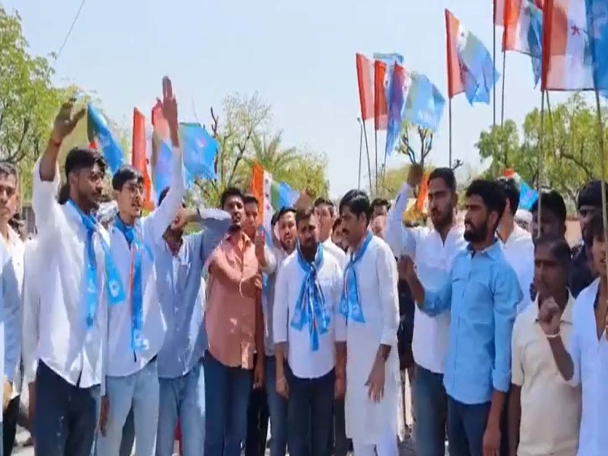 झुंझुनूं में NSUI ने कलेक्ट्रेट पर उग्र प्रदर्शन किया.