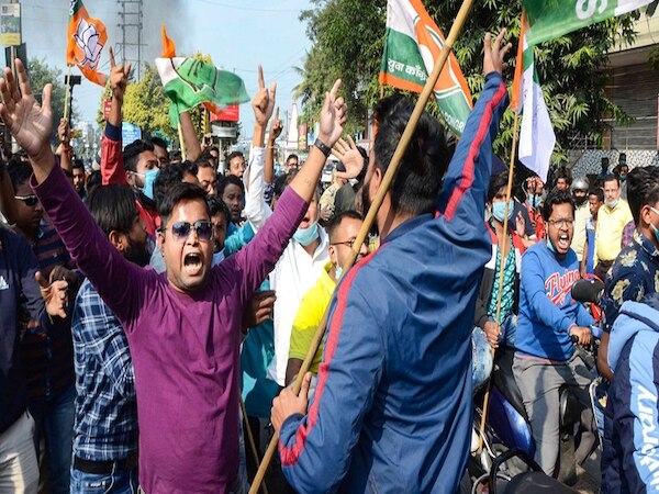 TMC और BJP समर्थकों के बीच झड़प, पुलिसकर्मी समेत कई लोग घायल