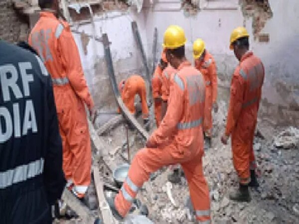 Kabir Nagar Building Collapse: दिल्ली के कबीर नगर में बिल्डिंग ढहने से 2 लोगों की मौत 1 घायल