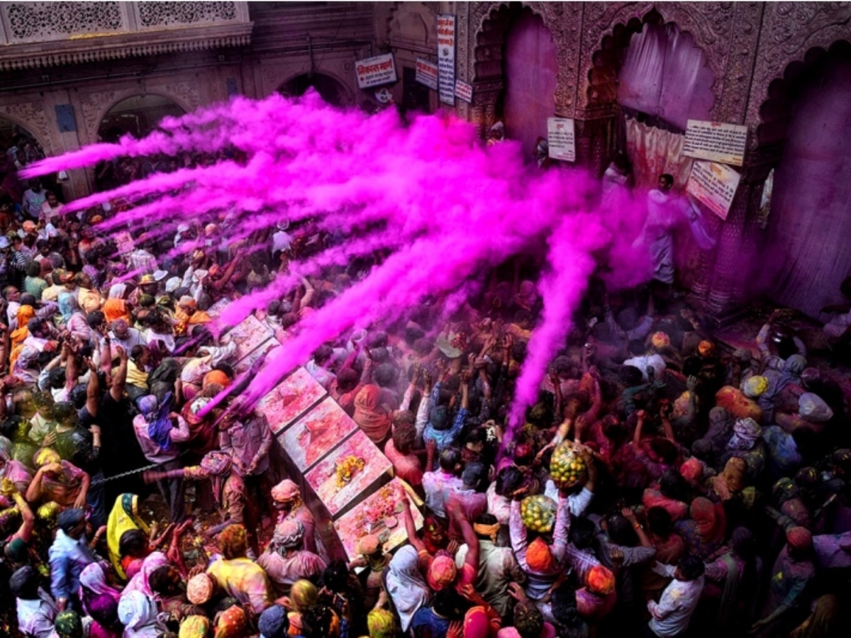 Banke Bihari Mandir Holi: बांके बिहारी मंदिर में श्रद्धालुओं को गुलाल लाने की मनाही, जानें क्यों लिया गया बड़ा निर्णय