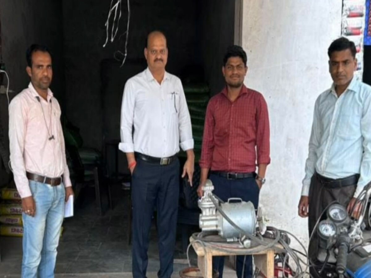 Pratapgarh: वाहनों में अवैध रूप से गैस रिफलिंग करते दबिश, नौ घरेलू गैस सिलेंडर व रिफलिंग पम्प जब्त